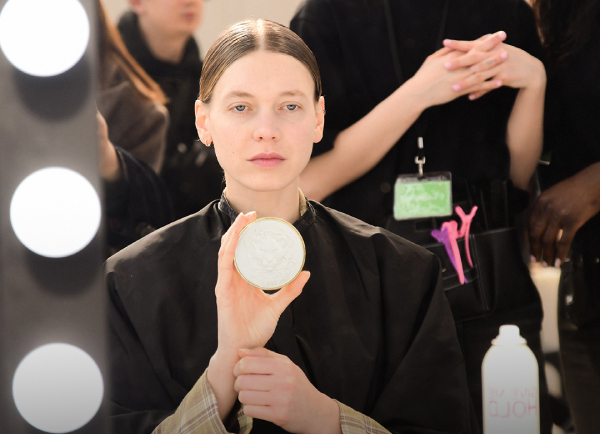 Applying Aavikuk cushion foundation
